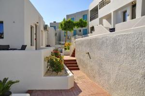 un edificio bianco con scale e fiori in un cortile di Bianca Doma Adults Only by Estia a Hersonissos
