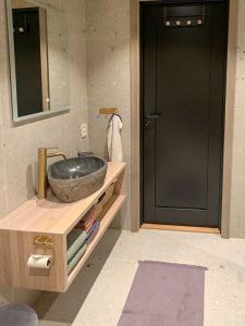 Koupelna v ubytování Moderne Hytte Tæt Ved Skiløjperne I Haglebu + 19 fotografií