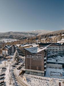 シフィエラドゥフ・ズドルイにあるElements Hotel&Spaの雪に覆われたリゾートの航空写真