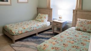 Ένα ή περισσότερα κρεβάτια σε δωμάτιο στο Surfside II #109 home +99 φωτογραφίες