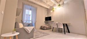 圣雷莫Petronilla House 008055-LT-1202的带桌椅和电视的客厅