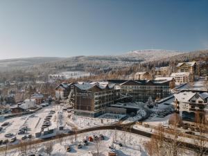 シフィエラドゥフ・ズドルイにあるElements Hotel&Spaの雪に覆われたリゾートの航空写真