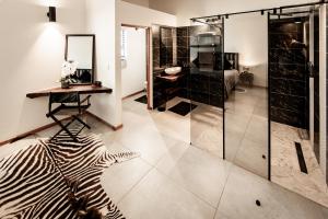 une salle de bain avec douche et sol à motifs zèbre dans l'établissement Zoetvlei Dairy House, à Paterson