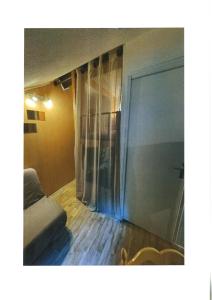 un soggiorno con un divano e una porta scorrevole in vetro di Le grand duc17 a Cauterets