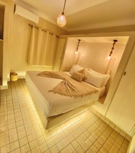 Postel nebo postele na pokoji v ubytování Riad Oum h&N