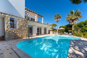 Swimmingpoolen hos eller tæt på Duas Palmeiras