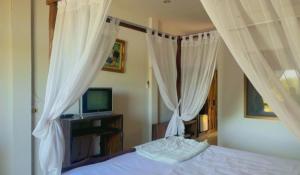 Μια τηλεόραση ή/και κέντρο ψυχαγωγίας στο OYO 75597 The Tewsone Resort