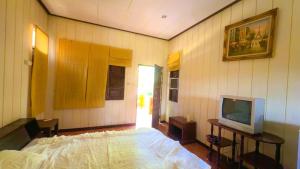 Μια τηλεόραση ή/και κέντρο ψυχαγωγίας στο OYO 75597 The Tewsone Resort +26 φωτογραφίες