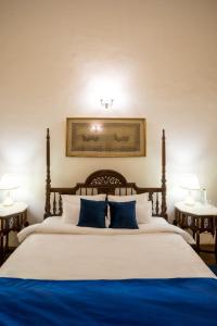 Una cama o camas en una habitación de amã Stays & Trails- Anand Bhawan Palace, Tirwa, Kannauj