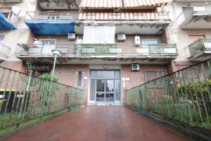 埃尔科拉诺VivimiHome - Maison Ercolano的通往大楼门的走道