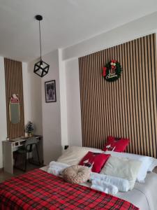een slaapkamer met een groot bed met rode en witte kussens bij Niluna in Napels