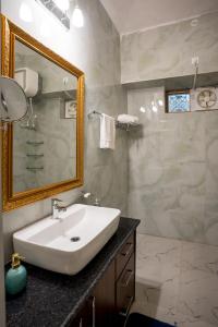 Un baño de amã Stays & Trails- Anand Bhawan Palace, Tirwa, Kannauj