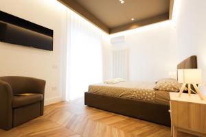 埃尔科拉诺VivimiHome - Maison Ercolano的带床和椅子的卧室