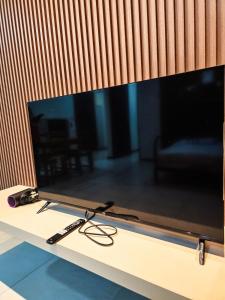 Μια τηλεόραση ή/και κέντρο ψυχαγωγίας στο High Floor sea view 12 pax 3BR luxury suites b29