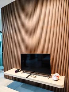 Μια τηλεόραση ή/και κέντρο ψυχαγωγίας στο High Floor sea view 12 pax 3BR luxury suites b29