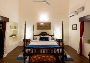 Una cama o camas en una habitación de amã Stays & Trails- Anand Bhawan Palace, Tirwa, Kannauj 81 fotos más
