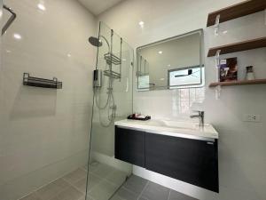 Koupelna v ubytování Maret Pool Villa Samui มะเร็ต พูลวิลล่า สมุย