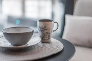 una tazza di caffè e un piattino sul tavolo di Tyven Resort a Sirkkakoski Altre 40 foto