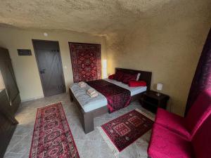 Giường trong phòng chung tại Sirocave Barlang szobák +11 ảnh