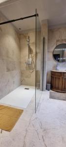 Thizy-les-BourgsDomaine de Courcenay的浴室配有淋浴和洗手池 更多31张照片