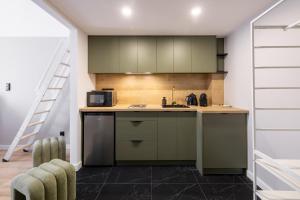 Η κουζίνα ή μικρή κουζίνα στο VIP Apartamenty BAST 143 TOP LOCATION - LUX z WANNĄ OFF Piotrkowska Stajnia Jednorożca HopaLupa ATLAS ARENA