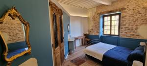 Thizy-les-BourgsDomaine de Courcenay的一间带床、镜子和窗户的卧室