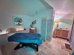 ein Schlafzimmer mit einem blauen Bett in einem Zimmer in der Unterkunft villa Peylon in Flayosc