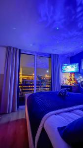 une chambre avec un lit et une grande fenêtre dans l'établissement Oh, Mon Bateau! No running water, bez tekuce vode, à Belgrade