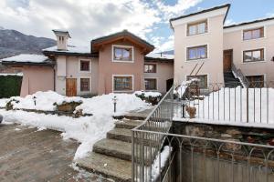 ein Haus mit Schnee davor in der Unterkunft Au Petit Chevrot - Garden in Aosta