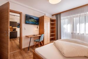 Una televisión o centro de entretenimiento en Landhaus zum Griena