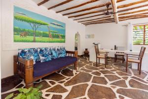 uma sala de estar com um sofá e uma mesa em Silver Rock Hotel By Mokawa Group em Melinde