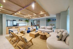 Una sala de espera con sofás, sillas y mesas. en AluaSoul Palma Hotel Adults Only, en Can Pastilla 38 fotos más