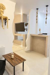 een woonkamer met een tv en een salontafel bij Suite Oléa & Private Jacuzzi in Saint-Denis +9 foto's