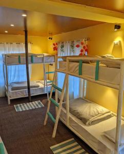 Camera con letto a castello, 3 letti a castello e una scala. di Piti khangpa a Jāmb