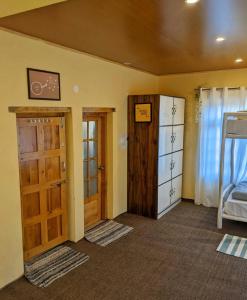 una camera con due porte e un letto in una stanza di Piti khangpa a Jāmb