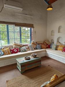 ChanereにあるThe Rudraksh Villa - Farmers Deckのリビングルーム(枕付きの長いソファ付) +6枚の写真