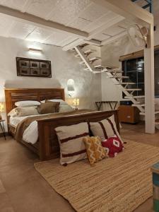 ChanereにあるThe Rudraksh Villa - Farmers Deckのベッドルーム1室(大型木製ベッド1台、階段付)