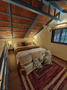 ChanereにあるThe Rudraksh Villa - Farmers Deckの大きなベッドとラグのある寝室