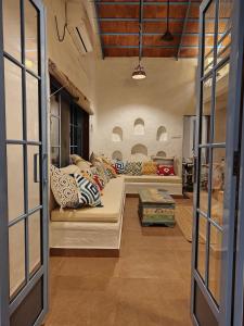 ChanereにあるThe Rudraksh Villa - Farmers Deckのソファとテーブルのあるリビングルーム