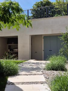 un edificio con 2 puertas de garaje y balcón en Concha Aurea Apartments, en Sveti Juraj