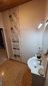 un bagno con un lavandino bianco e una finestra di La tête dans les étoiles a Ruffec