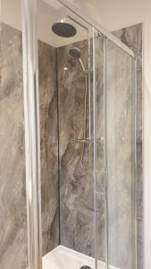 eine Dusche mit Glastür im Bad in der Unterkunft The Meads in Ilfracombe