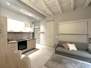 圣雷莫Petronilla House 008055-LT-1202的客厅里有一张沙发和一个厨房