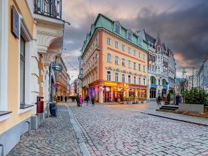 eine Kopfsteinpflasterstraße in einer Stadt mit Gebäuden in der Unterkunft Old Town Doma View 1BR Stays in Riga