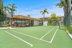 un'immagine di un campo da tennis di Sea Breeze Apartment a Mandurah