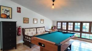 Una sala de estar con una mesa de billar y un sofá. en Casa vacacional Pilar, en Llanes
