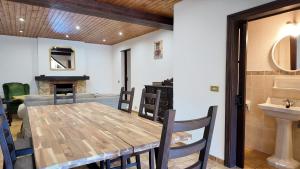 Un comedor con mesa y sillas y un fregadero. en Casa vacacional Pilar, en Llanes 41 fotos más