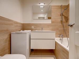 ein Badezimmer mit Toilette, Waschbecken und Badewanne in der Unterkunft Old Town Doma View 1BR Stays in Riga + 38 Fotos