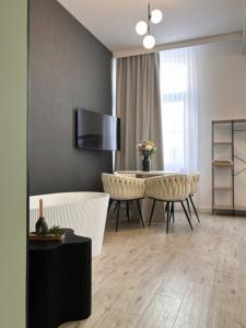 Μια τηλεόραση ή/και κέντρο ψυχαγωγίας στο VIP Apartamenty BAST 143 TOP LOCATION - LUX z WANNĄ OFF Piotrkowska Stajnia Jednorożca HopaLupa ATLAS ARENA