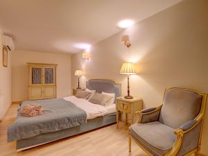 1 Schlafzimmer mit einem Bett und 2 Stühlen in der Unterkunft Old Town Doma View 1BR Stays in Riga